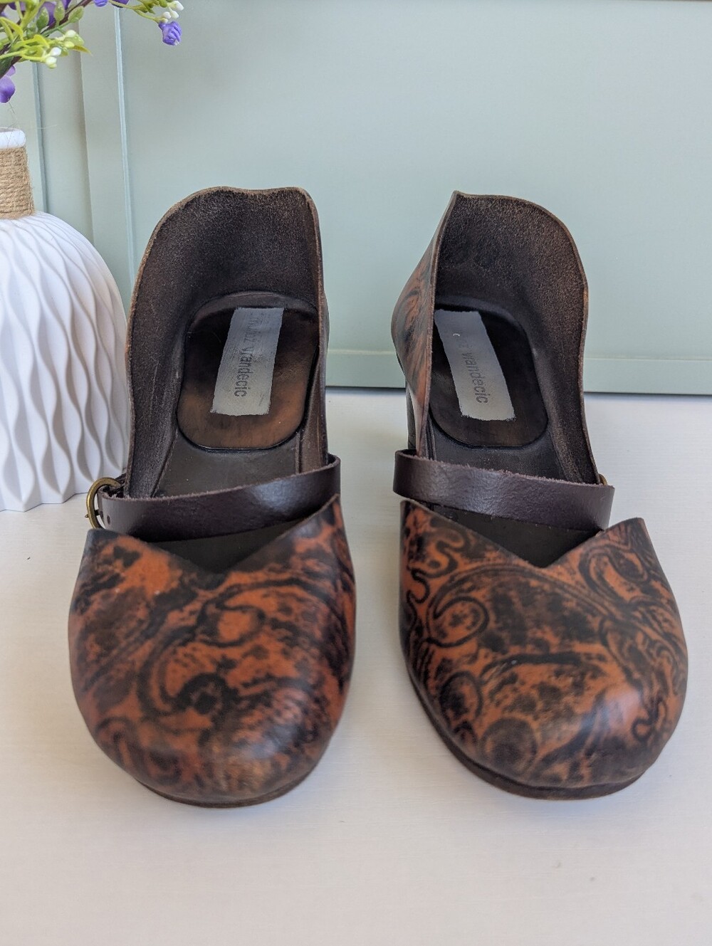 Muñoz Vrandecic Brown Patterned Leather Cutout Heels with Strap - Picture 2 of 12